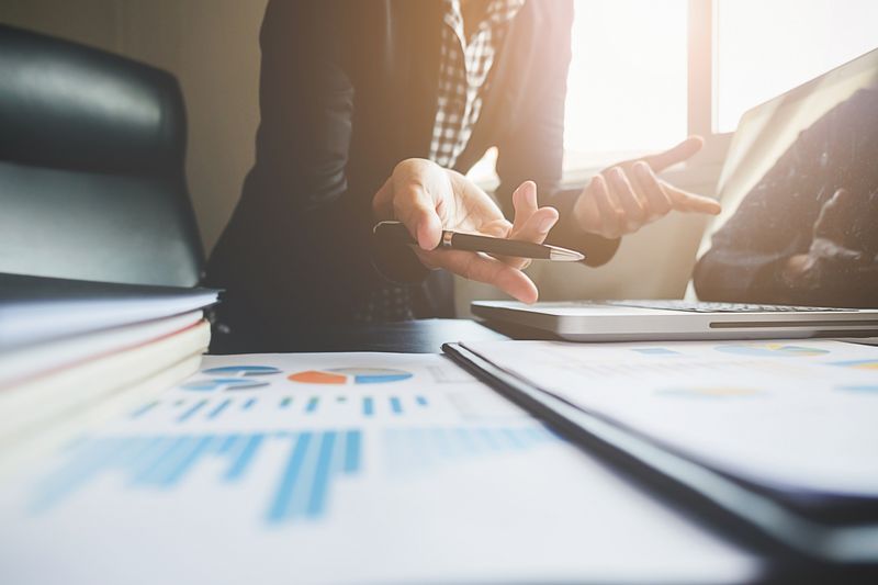 Consulenti del lavoro SCGS Consulting al lavoro con grafici e analisi